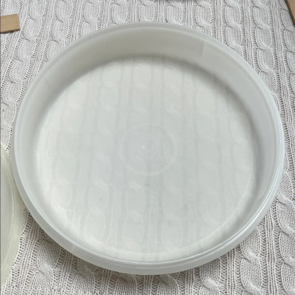 VTG Tupperware cupcake keeper. cylinder storage. Like new.